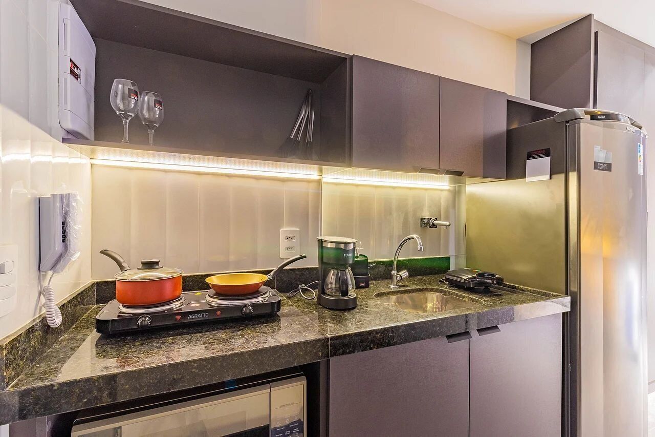 Refrigerador, microondas, placa de cocina, cafetera/tetera