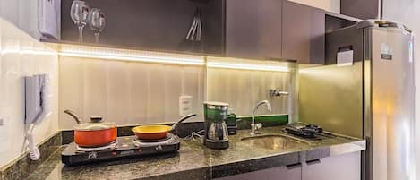 Refrigerador, microondas, placa de cocina, cafetera/tetera