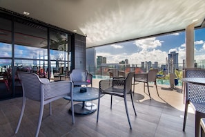 Outdoor dining - Condomínio TOLIVE One Housi by Carpediem (Recife)