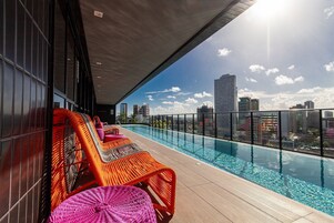 Una piscina al aire libre
