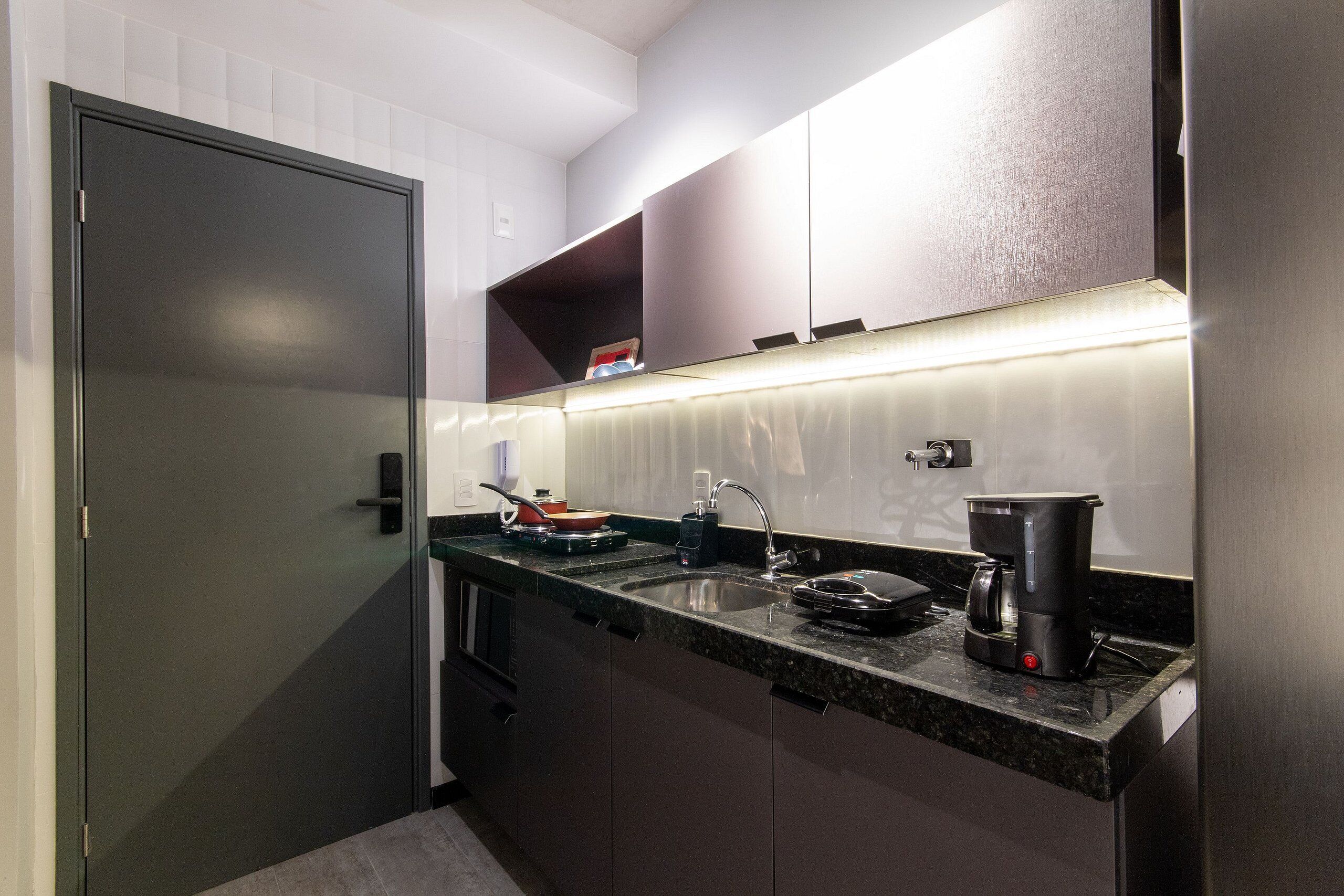 Studio | Private kitchen | Fridge, microwave, stovetop, coffee/tea maker