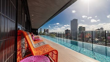 Una piscina al aire libre