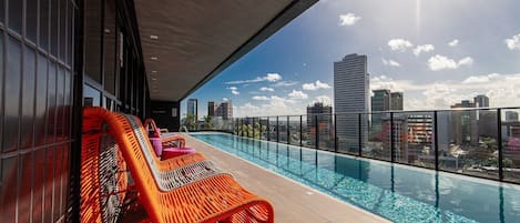 Una piscina al aire libre