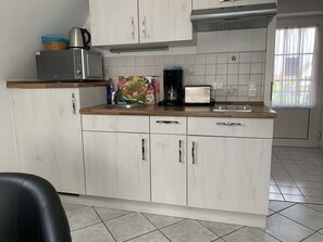 Køleskab, mikrobølgeovn, kogeplade, kaffe-/temaskine