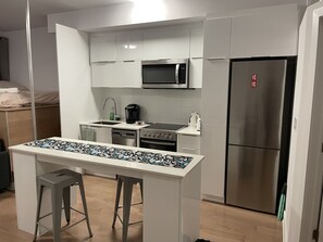 Kühlschrank, Mikrowelle, Ofen, Herdplatte