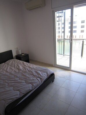 2 makuuhuonetta, silitysrauta/-lauta, ilmainen Wi-Fi, vuodevaatteet