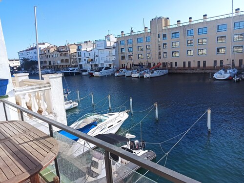APARTMENT IN FISHERMAN'S COTTAGE MAIN CANAL VIEW