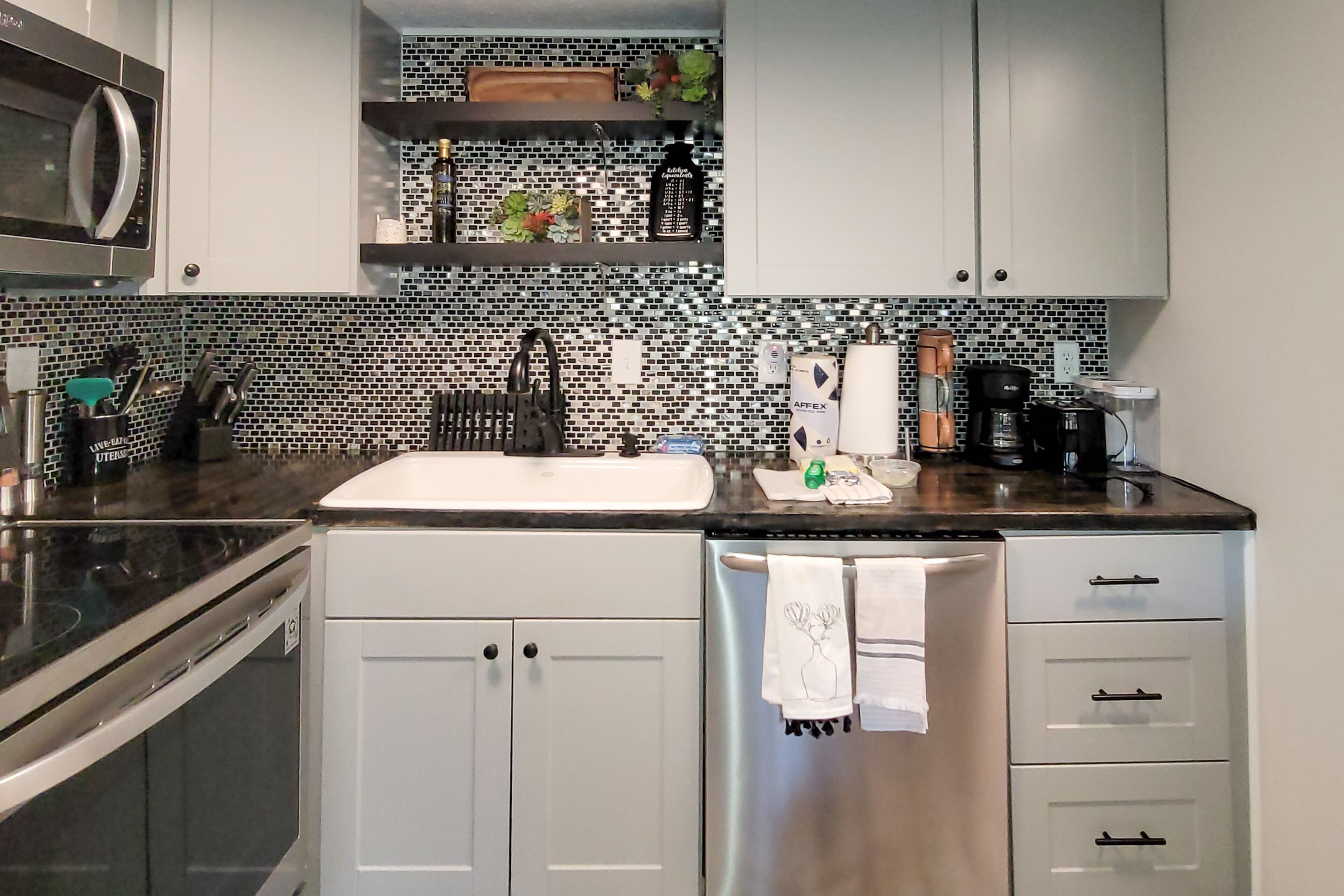 Smoky Mountain condo with on-site pool, sauna, BBQ areas, & private deck