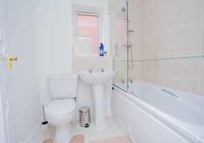Een haardroger, handdoeken, zeep, toiletpapier