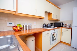 Fridge, microwave, oven, stovetop - Beautifully Decorated 2 bedroom house (Northampton)