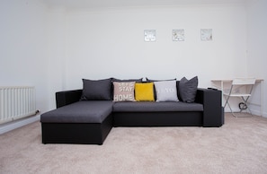 TV - Beautifully Decorated 2 bedroom house (Northampton)
