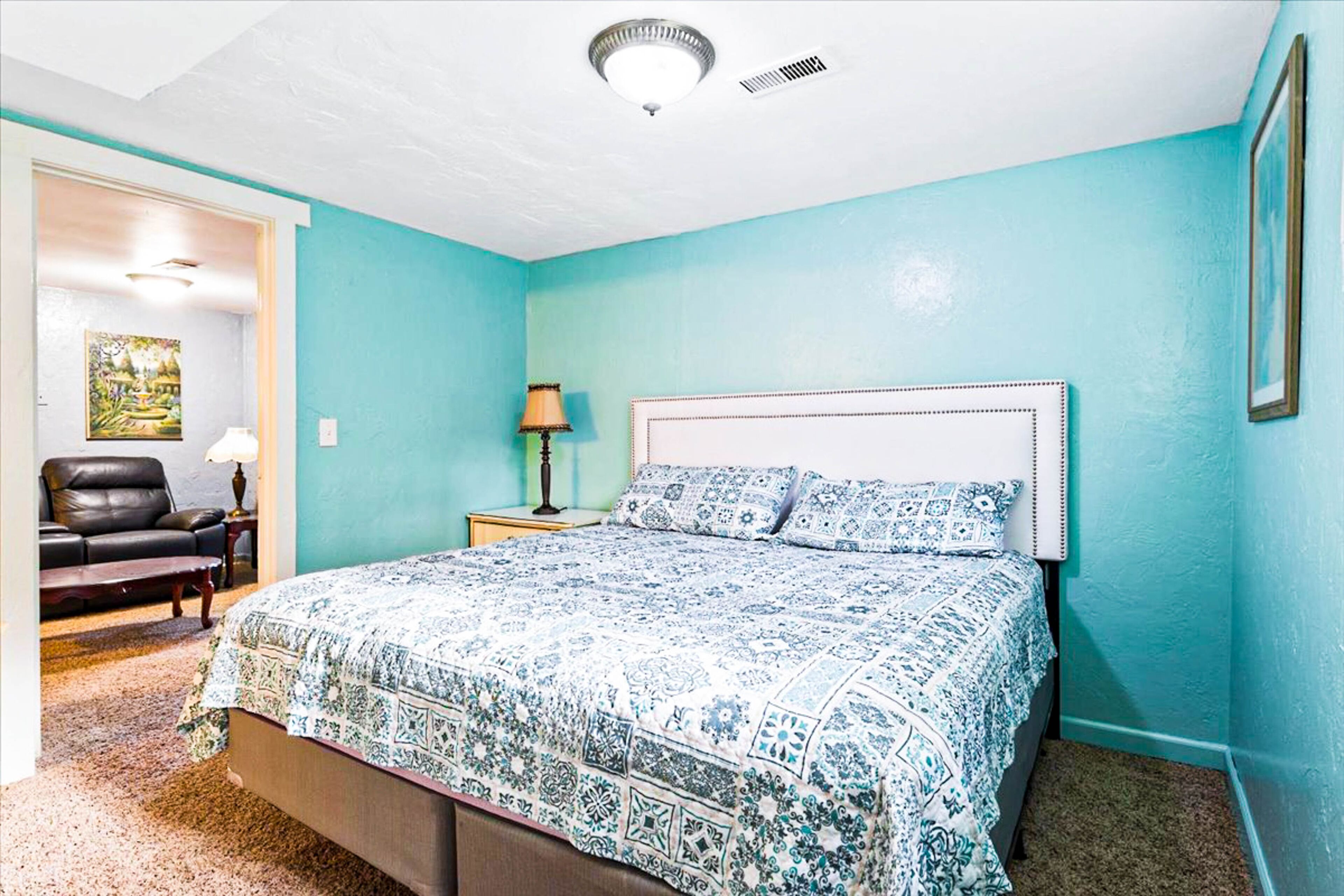 2-story home near the water with lake views, fireplace, deck, grill, & AC