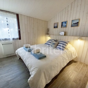 3 bedrooms, in-room safe, iron/ironing board, travel cot
