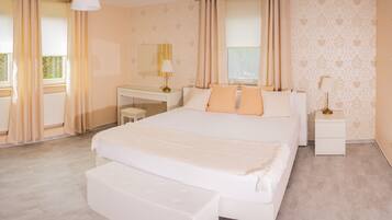 3 bedrooms, in-room safe, WiFi (free), bed sheets