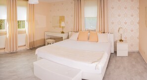 3 quartos, cofres nos quartos, Wi-Fi de cortesia, roupa de cama