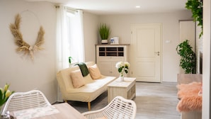 A modern living room with a sofa, a coffee table, and a cabinet. - Friendly, wheelchair-accessible vacation rental in Lengfurt: The Berger Family (Triefenstein)