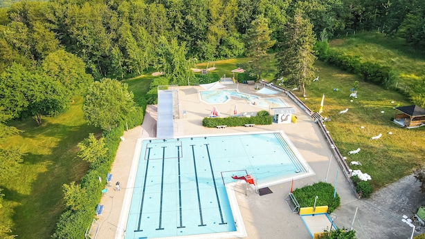 An aerial view of a swimming pool complex with multiple pools, surrounded by greenery and a small pavilion. - Friendly, wheelchair-accessible vacation rental in Lengfurt: The Berger Family (Triefenstein)