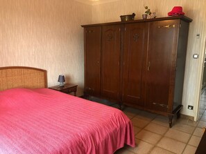 3 bedrooms, iron/ironing board, free WiFi, bed sheets