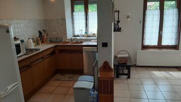 Réfrigérateur, micro-ondes, plaque de cuisson, lave-vaisselle