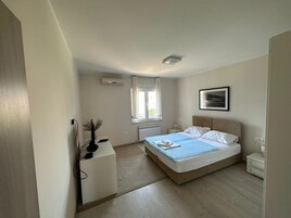 3 bedrooms, blackout drapes, iron/ironing board, free WiFi