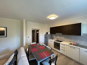 Apartment | Private kitchen | Fridge, microwave, oven, cookware/dishes/utensils - Villa Rosa (Medulin)