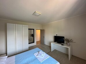 Apartment | 3 bedrooms, blackout drapes, iron/ironing board, free WiFi