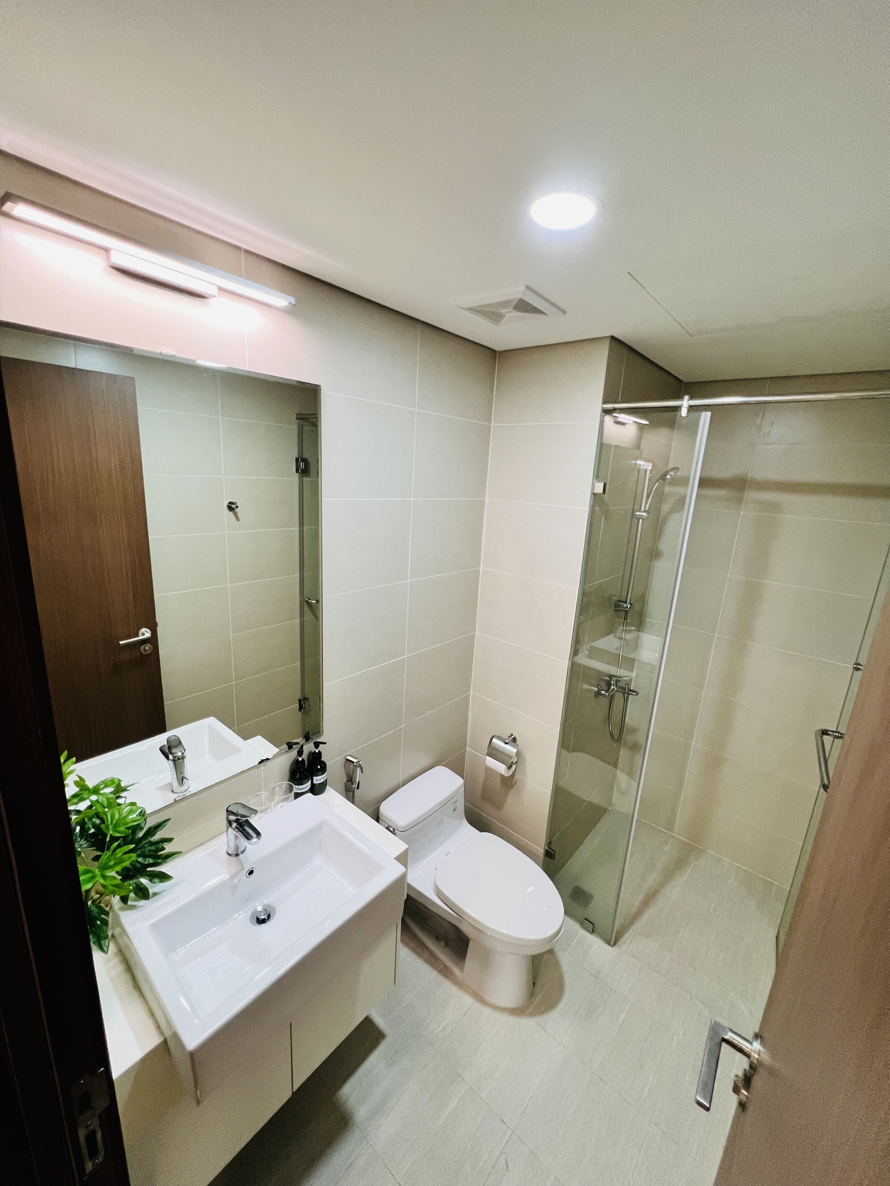 Shower, jetted tub, eco-friendly toiletries, hair dryer