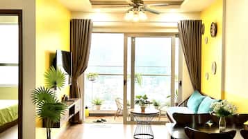 Smart TV, chimenea, libros y biblioteca musical