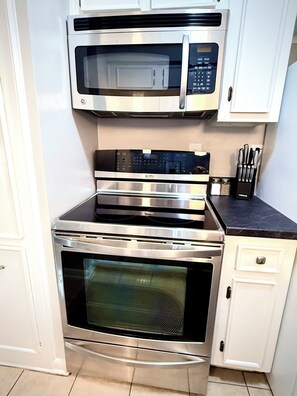 Microondas, horno, placa de cocina y lavavajillas
