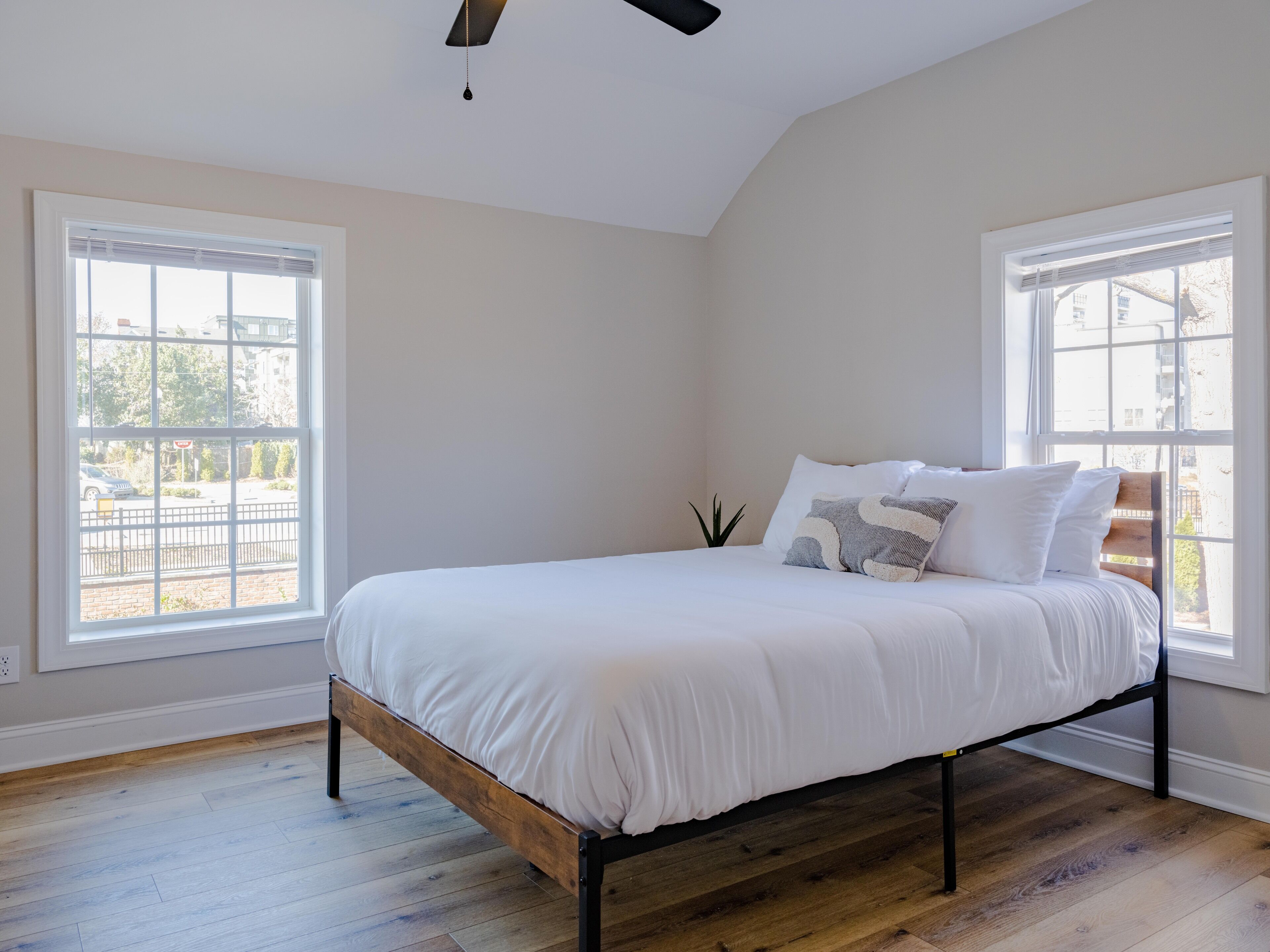 Prime location! 4 BDRM Duplex | Sleeps 10 | Fire pit | 3 mins to Downtown Cola