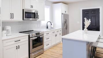 冷蔵庫、電子レンジ、オーブン、コンロ