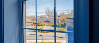 Prime location! 4 BDRM Duplex + Sleeps 10 + Fire pit + 3 mins to Downtown Cola