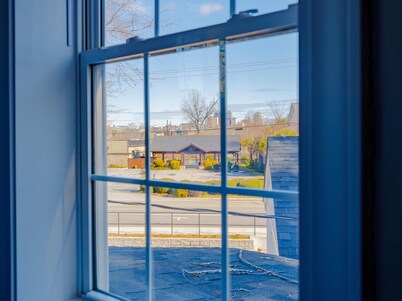 Prime location! 4 BDRM Duplex + Sleeps 10 + Fire pit + 3 mins to Downtown Cola