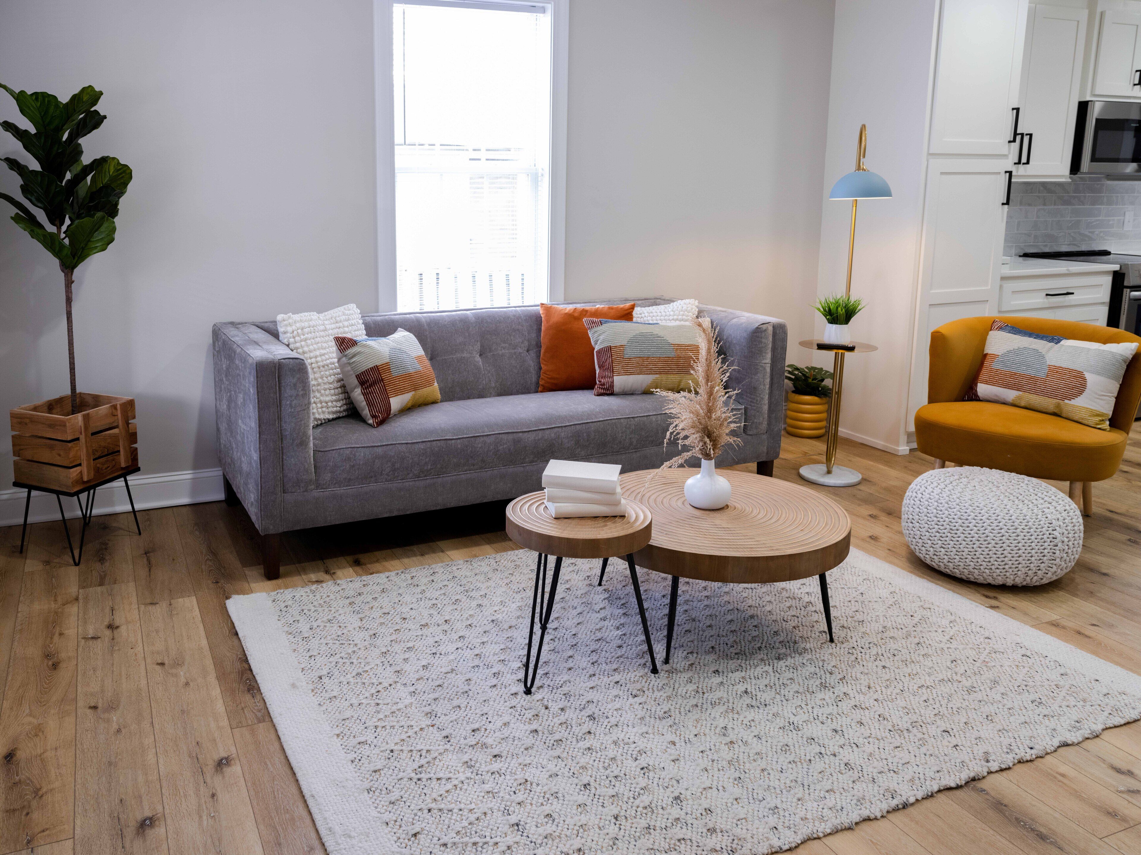 Prime location! 4 BDRM Duplex | Sleeps 10 | Fire pit | 3 mins to Downtown Cola