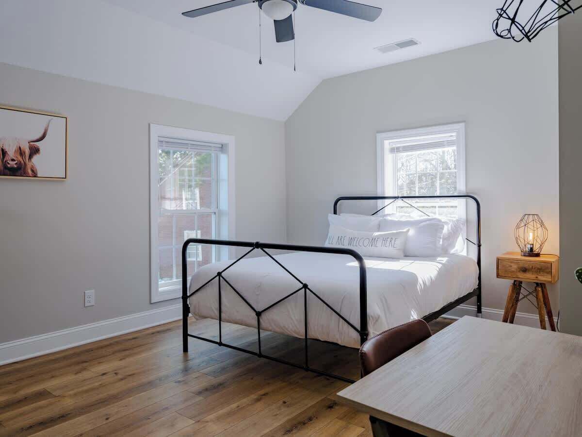 4 bedrooms, iron/ironing board, WiFi, bed sheets