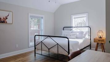 4 bedrooms, iron/ironing board, WiFi, bed sheets