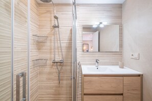 Dusche, Haartrockner, Handtücher