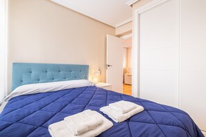 3 slaapkamers, een strijkplank/strijkijzer, gratis wifi, beddengoed