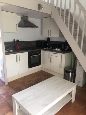 Réfrigérateur, micro-ondes, four, plaque de cuisson