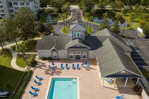 Un hôtel doté d’une piscine, de chaises longues extérieures et d’un patio couvert.