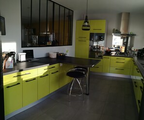 Réfrigérateur, micro-ondes, four, plaque de cuisson