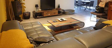 TV, DVD player, books, stereo