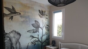 A bedroom with a mural, a window, a bedside table, and a bed. - 3-star Villa Nelson sleeps 6 3 bedrooms private pool (Moliets-et-Maa)