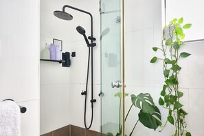 تجهيزات دش، مجففات شعر، مناشف، صابون