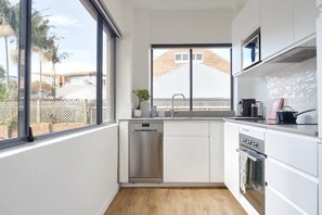 Fridge, microwave, oven, stovetop - Manly Cosy Retreat - Walk to the beach (Manly)