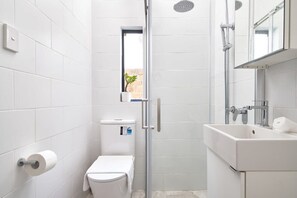 Badewanne, Haartrockner, Handtücher