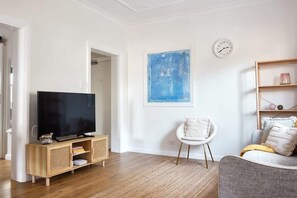 TV, offices - Manly Cosy Retreat - Walk to the beach (Manly)