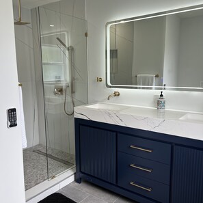 Shower, hair dryer, bidet, towels