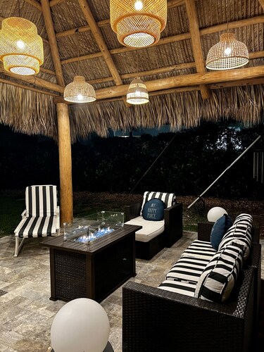 PARADISE BY THE BEACH AND YOUR OWN PRIVATE POOL