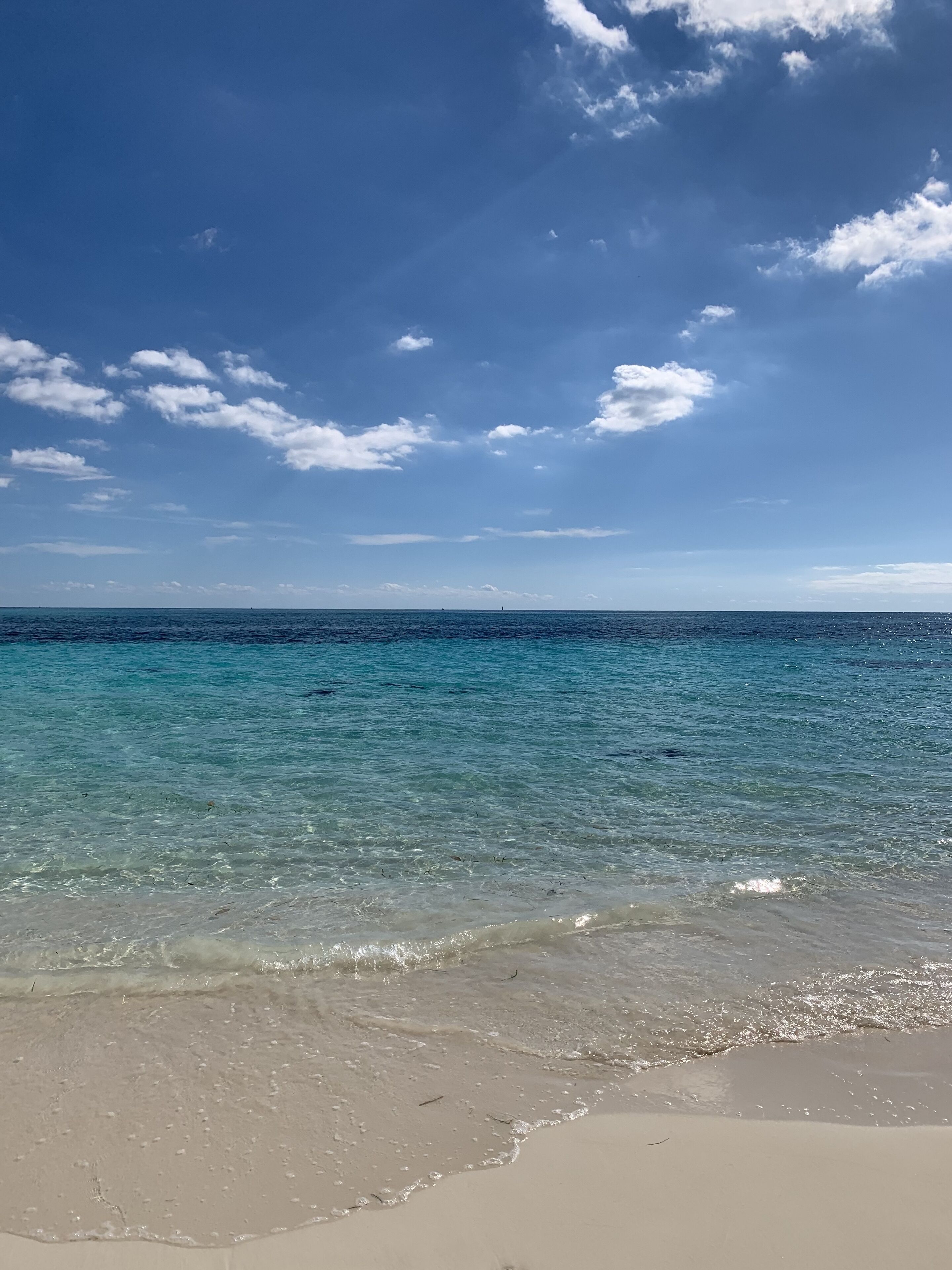 En la playa, camastros y toallas de playa 